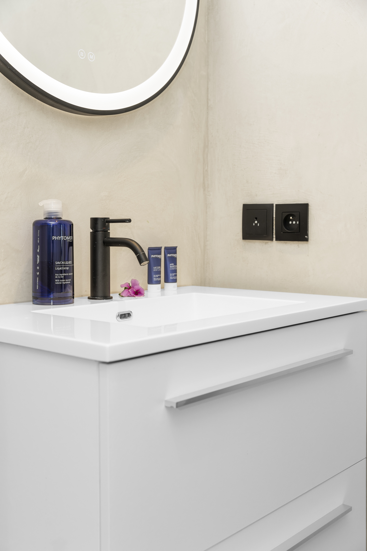 sorobon-bay-hotel_bathroom_first_floor_one-bedroom_002_WEB