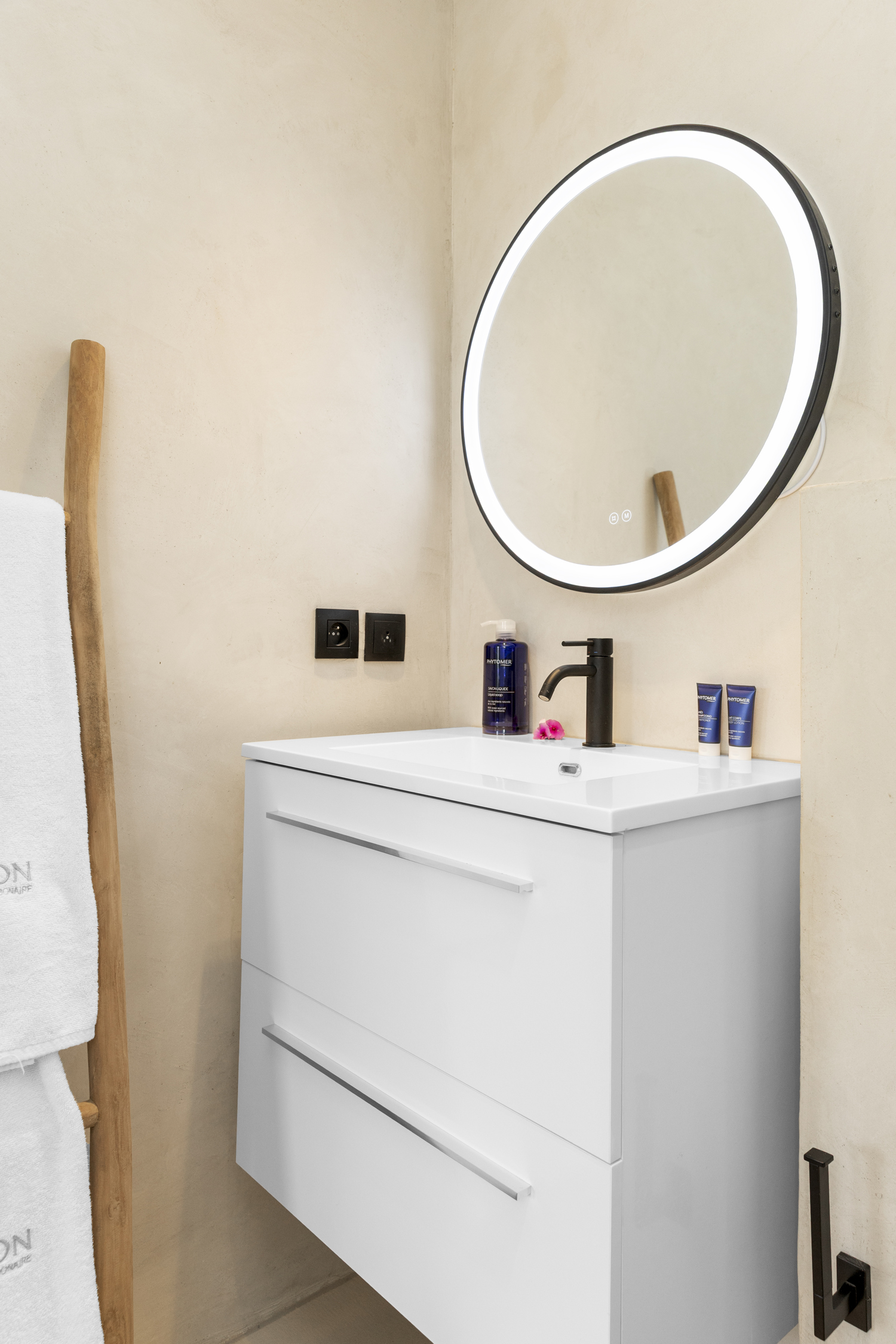 sorobon-bay-hotel_bathroom_first_floor_two-bedroom_002_WEB